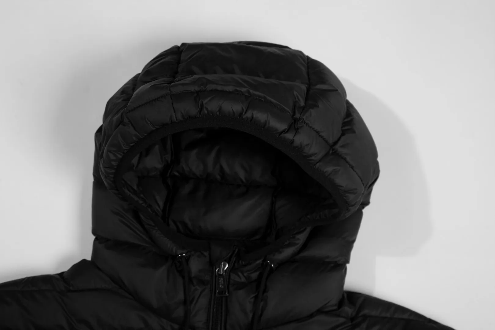 P560 White background picture [Popular in winter] Style number: 25115# Color: black/navy/grey apricot Size: S-XL - Ralph Lauren/Ralph Lauren 2025FW Winter popular half-covered high-collar hooded lightweight gall-free rib down jacket - the same as the original 400T gall-free nylon on the face Elastic hemming restraint Lightweight technological warmth - corn tooth high-quality resin zippers Large and small partition zippers Single version, single opening - ingenious restoration, full set of customized hardware and accessories, all details processed 100% - RL Ralph Lauren classic light rib down jacket. With the blessing of 25 years of rib fire, it firmly sits in the C position of this autumn and winter wardrobe. It has a light and fluffy touch. There is almost no burden on the upper body. One piece for winter in the south. It can be used as an inner layer in the north. The hood/hem can be flexibly adjusted for tightness. It can be worn for daily commuting or light outdoor scenes while keeping warm. It can also present a smart and lightweight style and texture. Regular fit. Genderless upper body. Highly recommended.